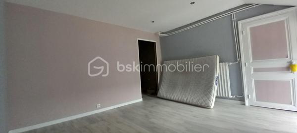 Maison de campagne – 145,5 m²

Charmante maison de campagne offrant de beaux volumes et un fort potentiel.

Au rez-de-chaussée, l’entrée dessert :

à gauche, une salle de bain avec WC,
en face, une chaufferie,
à droite, une cuisine équipée avec accès à une cave.

La visite se poursuit avec une salle à manger conviviale, un salon indépendant ainsi qu’un petit bureau. L’ensemble donne directement sur une agréable terrasse d’environ 65 m²~, idéale pour profiter des beaux jours, le tout sur un terrain de 990 m².

À l’étage :

une chambre située à droite,
une seconde chambre à gauche, avec possibilité d’aménager un dressing ou une suite parentale.

Dans le prolongement de la maison, vous trouverez quatre entrées de granges communicantes entre elles, offrant de nombreuses possibilités d’aménagement (stockage, atelier, extension, etc.).