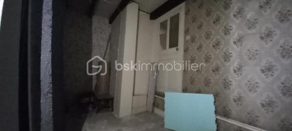 Maison de campagne – 145,5 m²

Charmante maison de campagne offrant de beaux volumes et un fort potentiel.

Au rez-de-chaussée, l’entrée dessert :

à gauche, une salle de bain avec WC,
en face, une chaufferie,
à droite, une cuisine équipée avec accès à une cave.

La visite se poursuit avec une salle à manger conviviale, un salon indépendant ainsi qu’un petit bureau. L’ensemble donne directement sur une agréable terrasse d’environ 65 m²~, idéale pour profiter des beaux jours, le tout sur un terrain de 990 m².

À l’étage :

une chambre située à droite,
une seconde chambre à gauche, avec possibilité d’aménager un dressing ou une suite parentale.

Dans le prolongement de la maison, vous trouverez quatre entrées de granges communicantes entre elles, offrant de nombreuses possibilités d’aménagement (stockage, atelier, extension, etc.).