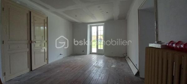 Maison de campagne – 145,5 m²

Charmante maison de campagne offrant de beaux volumes et un fort potentiel.

Au rez-de-chaussée, l’entrée dessert :

à gauche, une salle de bain avec WC,
en face, une chaufferie,
à droite, une cuisine équipée avec accès à une cave.

La visite se poursuit avec une salle à manger conviviale, un salon indépendant ainsi qu’un petit bureau. L’ensemble donne directement sur une agréable terrasse d’environ 65 m²~, idéale pour profiter des beaux jours, le tout sur un terrain de 990 m².

À l’étage :

une chambre située à droite,
une seconde chambre à gauche, avec possibilité d’aménager un dressing ou une suite parentale.

Dans le prolongement de la maison, vous trouverez quatre entrées de granges communicantes entre elles, offrant de nombreuses possibilités d’aménagement (stockage, atelier, extension, etc.).