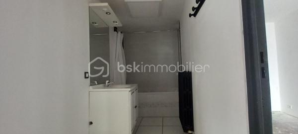 Maison de campagne – 145,5 m²

Charmante maison de campagne offrant de beaux volumes et un fort potentiel.

Au rez-de-chaussée, l’entrée dessert :

à gauche, une salle de bain avec WC,
en face, une chaufferie,
à droite, une cuisine équipée avec accès à une cave.

La visite se poursuit avec une salle à manger conviviale, un salon indépendant ainsi qu’un petit bureau. L’ensemble donne directement sur une agréable terrasse d’environ 65 m²~, idéale pour profiter des beaux jours, le tout sur un terrain de 990 m².

À l’étage :

une chambre située à droite,
une seconde chambre à gauche, avec possibilité d’aménager un dressing ou une suite parentale.

Dans le prolongement de la maison, vous trouverez quatre entrées de granges communicantes entre elles, offrant de nombreuses possibilités d’aménagement (stockage, atelier, extension, etc.).