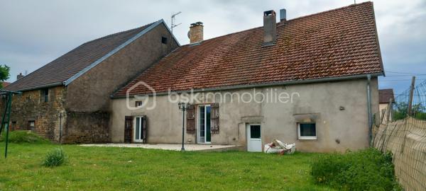 Maison de campagne – 145,5 m²

Charmante maison de campagne offrant de beaux volumes et un fort potentiel.

Au rez-de-chaussée, l’entrée dessert :

à gauche, une salle de bain avec WC,
en face, une chaufferie,
à droite, une cuisine équipée avec accès à une cave.

La visite se poursuit avec une salle à manger conviviale, un salon indépendant ainsi qu’un petit bureau. L’ensemble donne directement sur une agréable terrasse d’environ 65 m²~, idéale pour profiter des beaux jours, le tout sur un terrain de 990 m².

À l’étage :

une chambre située à droite,
une seconde chambre à gauche, avec possibilité d’aménager un dressing ou une suite parentale.

Dans le prolongement de la maison, vous trouverez quatre entrées de granges communicantes entre elles, offrant de nombreuses possibilités d’aménagement (stockage, atelier, extension, etc.).