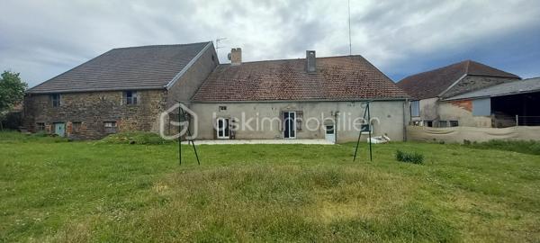 Maison de campagne – 145,5 m²

Charmante maison de campagne offrant de beaux volumes et un fort potentiel.

Au rez-de-chaussée, l’entrée dessert :

à gauche, une salle de bain avec WC,
en face, une chaufferie,
à droite, une cuisine équipée avec accès à une cave.

La visite se poursuit avec une salle à manger conviviale, un salon indépendant ainsi qu’un petit bureau. L’ensemble donne directement sur une agréable terrasse d’environ 65 m²~, idéale pour profiter des beaux jours, le tout sur un terrain de 990 m².

À l’étage :

une chambre située à droite,
une seconde chambre à gauche, avec possibilité d’aménager un dressing ou une suite parentale.

Dans le prolongement de la maison, vous trouverez quatre entrées de granges communicantes entre elles, offrant de nombreuses possibilités d’aménagement (stockage, atelier, extension, etc.).