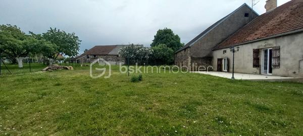 Maison de campagne – 145,5 m²

Charmante maison de campagne offrant de beaux volumes et un fort potentiel.

Au rez-de-chaussée, l’entrée dessert :

à gauche, une salle de bain avec WC,
en face, une chaufferie,
à droite, une cuisine équipée avec accès à une cave.

La visite se poursuit avec une salle à manger conviviale, un salon indépendant ainsi qu’un petit bureau. L’ensemble donne directement sur une agréable terrasse d’environ 65 m²~, idéale pour profiter des beaux jours, le tout sur un terrain de 990 m².

À l’étage :

une chambre située à droite,
une seconde chambre à gauche, avec possibilité d’aménager un dressing ou une suite parentale.

Dans le prolongement de la maison, vous trouverez quatre entrées de granges communicantes entre elles, offrant de nombreuses possibilités d’aménagement (stockage, atelier, extension, etc.).