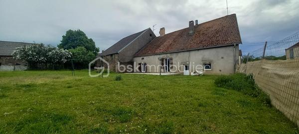 Maison de campagne – 145,5 m²

Charmante maison de campagne offrant de beaux volumes et un fort potentiel.

Au rez-de-chaussée, l’entrée dessert :

à gauche, une salle de bain avec WC,
en face, une chaufferie,
à droite, une cuisine équipée avec accès à une cave.

La visite se poursuit avec une salle à manger conviviale, un salon indépendant ainsi qu’un petit bureau. L’ensemble donne directement sur une agréable terrasse d’environ 65 m²~, idéale pour profiter des beaux jours, le tout sur un terrain de 990 m².

À l’étage :

une chambre située à droite,
une seconde chambre à gauche, avec possibilité d’aménager un dressing ou une suite parentale.

Dans le prolongement de la maison, vous trouverez quatre entrées de granges communicantes entre elles, offrant de nombreuses possibilités d’aménagement (stockage, atelier, extension, etc.).