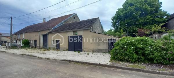 Maison de campagne – 145,5 m²

Charmante maison de campagne offrant de beaux volumes et un fort potentiel.

Au rez-de-chaussée, l’entrée dessert :

à gauche, une salle de bain avec WC,
en face, une chaufferie,
à droite, une cuisine équipée avec accès à une cave.

La visite se poursuit avec une salle à manger conviviale, un salon indépendant ainsi qu’un petit bureau. L’ensemble donne directement sur une agréable terrasse d’environ 65 m²~, idéale pour profiter des beaux jours, le tout sur un terrain de 990 m².

À l’étage :

une chambre située à droite,
une seconde chambre à gauche, avec possibilité d’aménager un dressing ou une suite parentale.

Dans le prolongement de la maison, vous trouverez quatre entrées de granges communicantes entre elles, offrant de nombreuses possibilités d’aménagement (stockage, atelier, extension, etc.).