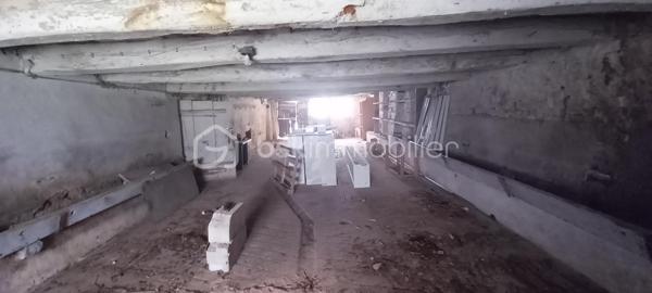 Maison de campagne – 145,5 m²

Charmante maison de campagne offrant de beaux volumes et un fort potentiel.

Au rez-de-chaussée, l’entrée dessert :

à gauche, une salle de bain avec WC,
en face, une chaufferie,
à droite, une cuisine équipée avec accès à une cave.

La visite se poursuit avec une salle à manger conviviale, un salon indépendant ainsi qu’un petit bureau. L’ensemble donne directement sur une agréable terrasse d’environ 65 m²~, idéale pour profiter des beaux jours, le tout sur un terrain de 990 m².

À l’étage :

une chambre située à droite,
une seconde chambre à gauche, avec possibilité d’aménager un dressing ou une suite parentale.

Dans le prolongement de la maison, vous trouverez quatre entrées de granges communicantes entre elles, offrant de nombreuses possibilités d’aménagement (stockage, atelier, extension, etc.).
