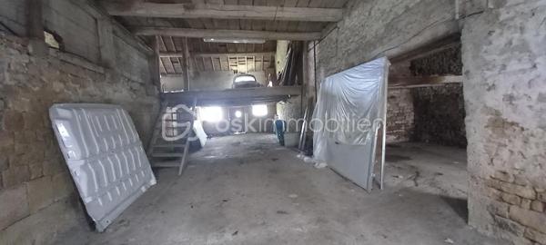 Maison de campagne – 145,5 m²

Charmante maison de campagne offrant de beaux volumes et un fort potentiel.

Au rez-de-chaussée, l’entrée dessert :

à gauche, une salle de bain avec WC,
en face, une chaufferie,
à droite, une cuisine équipée avec accès à une cave.

La visite se poursuit avec une salle à manger conviviale, un salon indépendant ainsi qu’un petit bureau. L’ensemble donne directement sur une agréable terrasse d’environ 65 m²~, idéale pour profiter des beaux jours, le tout sur un terrain de 990 m².

À l’étage :

une chambre située à droite,
une seconde chambre à gauche, avec possibilité d’aménager un dressing ou une suite parentale.

Dans le prolongement de la maison, vous trouverez quatre entrées de granges communicantes entre elles, offrant de nombreuses possibilités d’aménagement (stockage, atelier, extension, etc.).