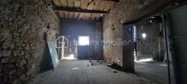 Maison de campagne – 145,5 m²

Charmante maison de campagne offrant de beaux volumes et un fort potentiel.

Au rez-de-chaussée, l’entrée dessert :

à gauche, une salle de bain avec WC,
en face, une chaufferie,
à droite, une cuisine équipée avec accès à une cave.

La visite se poursuit avec une salle à manger conviviale, un salon indépendant ainsi qu’un petit bureau. L’ensemble donne directement sur une agréable terrasse d’environ 65 m²~, idéale pour profiter des beaux jours, le tout sur un terrain de 990 m².

À l’étage :

une chambre située à droite,
une seconde chambre à gauche, avec possibilité d’aménager un dressing ou une suite parentale.

Dans le prolongement de la maison, vous trouverez quatre entrées de granges communicantes entre elles, offrant de nombreuses possibilités d’aménagement (stockage, atelier, extension, etc.).