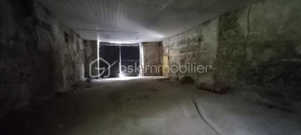 Maison de campagne – 145,5 m²

Charmante maison de campagne offrant de beaux volumes et un fort potentiel.

Au rez-de-chaussée, l’entrée dessert :

à gauche, une salle de bain avec WC,
en face, une chaufferie,
à droite, une cuisine équipée avec accès à une cave.

La visite se poursuit avec une salle à manger conviviale, un salon indépendant ainsi qu’un petit bureau. L’ensemble donne directement sur une agréable terrasse d’environ 65 m²~, idéale pour profiter des beaux jours, le tout sur un terrain de 990 m².

À l’étage :

une chambre située à droite,
une seconde chambre à gauche, avec possibilité d’aménager un dressing ou une suite parentale.

Dans le prolongement de la maison, vous trouverez quatre entrées de granges communicantes entre elles, offrant de nombreuses possibilités d’aménagement (stockage, atelier, extension, etc.).
