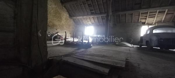 Maison de campagne – 145,5 m²

Charmante maison de campagne offrant de beaux volumes et un fort potentiel.

Au rez-de-chaussée, l’entrée dessert :

à gauche, une salle de bain avec WC,
en face, une chaufferie,
à droite, une cuisine équipée avec accès à une cave.

La visite se poursuit avec une salle à manger conviviale, un salon indépendant ainsi qu’un petit bureau. L’ensemble donne directement sur une agréable terrasse d’environ 65 m²~, idéale pour profiter des beaux jours, le tout sur un terrain de 990 m².

À l’étage :

une chambre située à droite,
une seconde chambre à gauche, avec possibilité d’aménager un dressing ou une suite parentale.

Dans le prolongement de la maison, vous trouverez quatre entrées de granges communicantes entre elles, offrant de nombreuses possibilités d’aménagement (stockage, atelier, extension, etc.).
