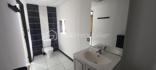 Maison de campagne – 145,5 m²

Charmante maison de campagne offrant de beaux volumes et un fort potentiel.

Au rez-de-chaussée, l’entrée dessert :

à gauche, une salle de bain avec WC,
en face, une chaufferie,
à droite, une cuisine équipée avec accès à une cave.

La visite se poursuit avec une salle à manger conviviale, un salon indépendant ainsi qu’un petit bureau. L’ensemble donne directement sur une agréable terrasse d’environ 65 m²~, idéale pour profiter des beaux jours, le tout sur un terrain de 990 m².

À l’étage :

une chambre située à droite,
une seconde chambre à gauche, avec possibilité d’aménager un dressing ou une suite parentale.

Dans le prolongement de la maison, vous trouverez quatre entrées de granges communicantes entre elles, offrant de nombreuses possibilités d’aménagement (stockage, atelier, extension, etc.).