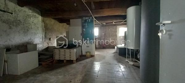 Maison de campagne – 145,5 m²

Charmante maison de campagne offrant de beaux volumes et un fort potentiel.

Au rez-de-chaussée, l’entrée dessert :

à gauche, une salle de bain avec WC,
en face, une chaufferie,
à droite, une cuisine équipée avec accès à une cave.

La visite se poursuit avec une salle à manger conviviale, un salon indépendant ainsi qu’un petit bureau. L’ensemble donne directement sur une agréable terrasse d’environ 65 m²~, idéale pour profiter des beaux jours, le tout sur un terrain de 990 m².

À l’étage :

une chambre située à droite,
une seconde chambre à gauche, avec possibilité d’aménager un dressing ou une suite parentale.

Dans le prolongement de la maison, vous trouverez quatre entrées de granges communicantes entre elles, offrant de nombreuses possibilités d’aménagement (stockage, atelier, extension, etc.).