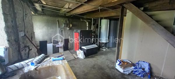 Maison de campagne – 145,5 m²

Charmante maison de campagne offrant de beaux volumes et un fort potentiel.

Au rez-de-chaussée, l’entrée dessert :

à gauche, une salle de bain avec WC,
en face, une chaufferie,
à droite, une cuisine équipée avec accès à une cave.

La visite se poursuit avec une salle à manger conviviale, un salon indépendant ainsi qu’un petit bureau. L’ensemble donne directement sur une agréable terrasse d’environ 65 m²~, idéale pour profiter des beaux jours, le tout sur un terrain de 990 m².

À l’étage :

une chambre située à droite,
une seconde chambre à gauche, avec possibilité d’aménager un dressing ou une suite parentale.

Dans le prolongement de la maison, vous trouverez quatre entrées de granges communicantes entre elles, offrant de nombreuses possibilités d’aménagement (stockage, atelier, extension, etc.).