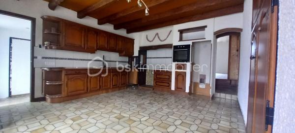 Maison de campagne – 145,5 m²

Charmante maison de campagne offrant de beaux volumes et un fort potentiel.

Au rez-de-chaussée, l’entrée dessert :

à gauche, une salle de bain avec WC,
en face, une chaufferie,
à droite, une cuisine équipée avec accès à une cave.

La visite se poursuit avec une salle à manger conviviale, un salon indépendant ainsi qu’un petit bureau. L’ensemble donne directement sur une agréable terrasse d’environ 65 m²~, idéale pour profiter des beaux jours, le tout sur un terrain de 990 m².

À l’étage :

une chambre située à droite,
une seconde chambre à gauche, avec possibilité d’aménager un dressing ou une suite parentale.

Dans le prolongement de la maison, vous trouverez quatre entrées de granges communicantes entre elles, offrant de nombreuses possibilités d’aménagement (stockage, atelier, extension, etc.).