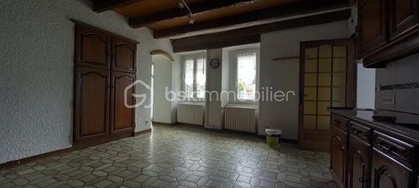 Maison de campagne – 145,5 m²

Charmante maison de campagne offrant de beaux volumes et un fort potentiel.

Au rez-de-chaussée, l’entrée dessert :

à gauche, une salle de bain avec WC,
en face, une chaufferie,
à droite, une cuisine équipée avec accès à une cave.

La visite se poursuit avec une salle à manger conviviale, un salon indépendant ainsi qu’un petit bureau. L’ensemble donne directement sur une agréable terrasse d’environ 65 m²~, idéale pour profiter des beaux jours, le tout sur un terrain de 990 m².

À l’étage :

une chambre située à droite,
une seconde chambre à gauche, avec possibilité d’aménager un dressing ou une suite parentale.

Dans le prolongement de la maison, vous trouverez quatre entrées de granges communicantes entre elles, offrant de nombreuses possibilités d’aménagement (stockage, atelier, extension, etc.).