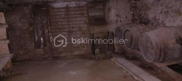 Maison de campagne – 145,5 m²

Charmante maison de campagne offrant de beaux volumes et un fort potentiel.

Au rez-de-chaussée, l’entrée dessert :

à gauche, une salle de bain avec WC,
en face, une chaufferie,
à droite, une cuisine équipée avec accès à une cave.

La visite se poursuit avec une salle à manger conviviale, un salon indépendant ainsi qu’un petit bureau. L’ensemble donne directement sur une agréable terrasse d’environ 65 m²~, idéale pour profiter des beaux jours, le tout sur un terrain de 990 m².

À l’étage :

une chambre située à droite,
une seconde chambre à gauche, avec possibilité d’aménager un dressing ou une suite parentale.

Dans le prolongement de la maison, vous trouverez quatre entrées de granges communicantes entre elles, offrant de nombreuses possibilités d’aménagement (stockage, atelier, extension, etc.).