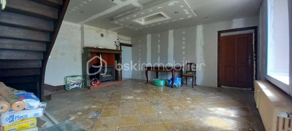Maison de campagne – 145,5 m²

Charmante maison de campagne offrant de beaux volumes et un fort potentiel.

Au rez-de-chaussée, l’entrée dessert :

à gauche, une salle de bain avec WC,
en face, une chaufferie,
à droite, une cuisine équipée avec accès à une cave.

La visite se poursuit avec une salle à manger conviviale, un salon indépendant ainsi qu’un petit bureau. L’ensemble donne directement sur une agréable terrasse d’environ 65 m²~, idéale pour profiter des beaux jours, le tout sur un terrain de 990 m².

À l’étage :

une chambre située à droite,
une seconde chambre à gauche, avec possibilité d’aménager un dressing ou une suite parentale.

Dans le prolongement de la maison, vous trouverez quatre entrées de granges communicantes entre elles, offrant de nombreuses possibilités d’aménagement (stockage, atelier, extension, etc.).