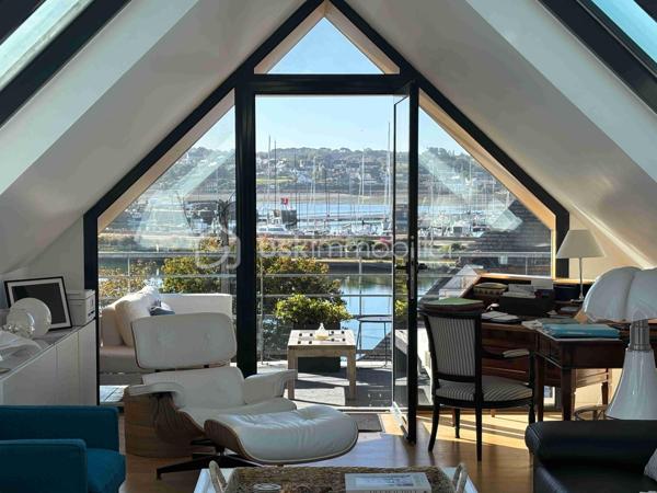Au port de PERROS GUIREC, appartement d'exception situé au dernier étage d'une copropriété récente, au calme. Il se compose d'une entrée, cuisine équipée ouverte, double salon / salle à manger donnant sur terrasse vue mer, et balcon. 
Buanderie, deux chambres avec salles d'eau privatives. 
Ascenseur, deux garages et place de parking extérieure privative.
Très belles prestations