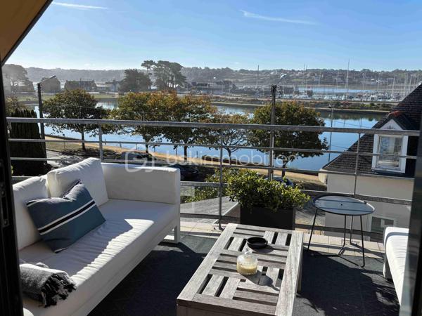 Au port de PERROS GUIREC, appartement d'exception situé au dernier étage d'une copropriété récente, au calme. Il se compose d'une entrée, cuisine équipée ouverte, double salon / salle à manger donnant sur terrasse vue mer, et balcon. 
Buanderie, deux chambres avec salles d'eau privatives. 
Ascenseur, deux garages et place de parking extérieure privative.
Très belles prestations