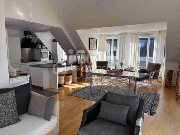 Au port de PERROS GUIREC, appartement d'exception situé au dernier étage d'une copropriété récente, au calme. Il se compose d'une entrée, cuisine équipée ouverte, double salon / salle à manger donnant sur terrasse vue mer, et balcon. 
Buanderie, deux chambres avec salles d'eau privatives. 
Ascenseur, deux garages et place de parking extérieure privative.
Très belles prestations
