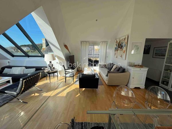 Au port de PERROS GUIREC, appartement d'exception situé au dernier étage d'une copropriété récente, au calme. Il se compose d'une entrée, cuisine équipée ouverte, double salon / salle à manger donnant sur terrasse vue mer, et balcon. 
Buanderie, deux chambres avec salles d'eau privatives. 
Ascenseur, deux garages et place de parking extérieure privative.
Très belles prestations