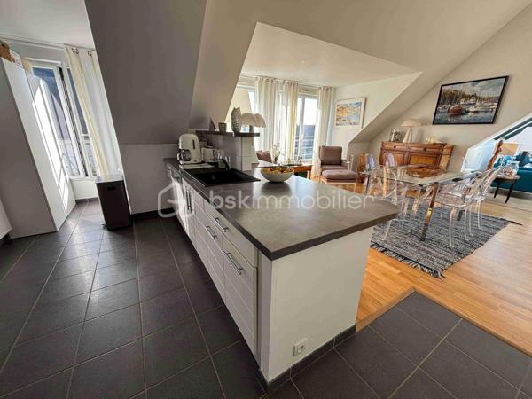 Au port de PERROS GUIREC, appartement d'exception situé au dernier étage d'une copropriété récente, au calme. Il se compose d'une entrée, cuisine équipée ouverte, double salon / salle à manger donnant sur terrasse vue mer, et balcon. 
Buanderie, deux chambres avec salles d'eau privatives. 
Ascenseur, deux garages et place de parking extérieure privative.
Très belles prestations