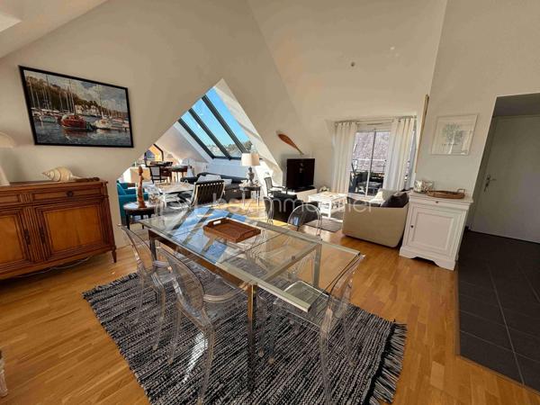 Au port de PERROS GUIREC, appartement d'exception situé au dernier étage d'une copropriété récente, au calme. Il se compose d'une entrée, cuisine équipée ouverte, double salon / salle à manger donnant sur terrasse vue mer, et balcon. 
Buanderie, deux chambres avec salles d'eau privatives. 
Ascenseur, deux garages et place de parking extérieure privative.
Très belles prestations