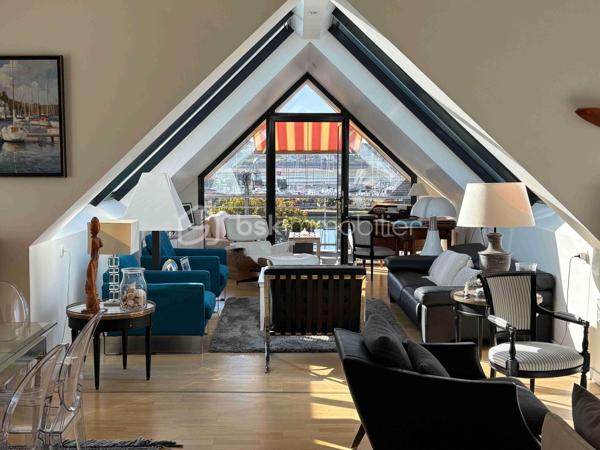 Au port de PERROS GUIREC, appartement d'exception situé au dernier étage d'une copropriété récente, au calme. Il se compose d'une entrée, cuisine équipée ouverte, double salon / salle à manger donnant sur terrasse vue mer, et balcon. 
Buanderie, deux chambres avec salles d'eau privatives. 
Ascenseur, deux garages et place de parking extérieure privative.
Très belles prestations