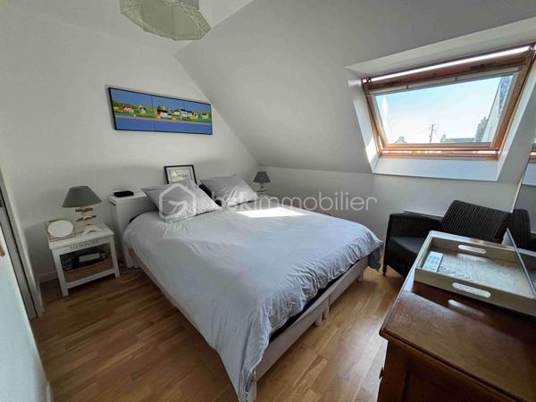 Au port de PERROS GUIREC, appartement d'exception situé au dernier étage d'une copropriété récente, au calme. Il se compose d'une entrée, cuisine équipée ouverte, double salon / salle à manger donnant sur terrasse vue mer, et balcon. 
Buanderie, deux chambres avec salles d'eau privatives. 
Ascenseur, deux garages et place de parking extérieure privative.
Très belles prestations