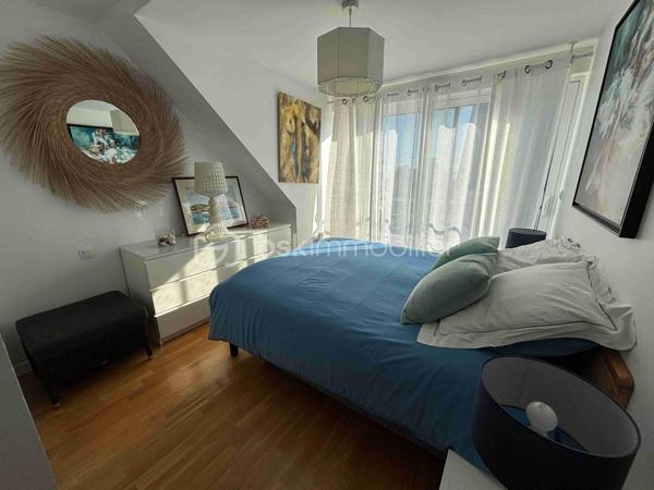 Au port de PERROS GUIREC, appartement d'exception situé au dernier étage d'une copropriété récente, au calme. Il se compose d'une entrée, cuisine équipée ouverte, double salon / salle à manger donnant sur terrasse vue mer, et balcon. 
Buanderie, deux chambres avec salles d'eau privatives. 
Ascenseur, deux garages et place de parking extérieure privative.
Très belles prestations