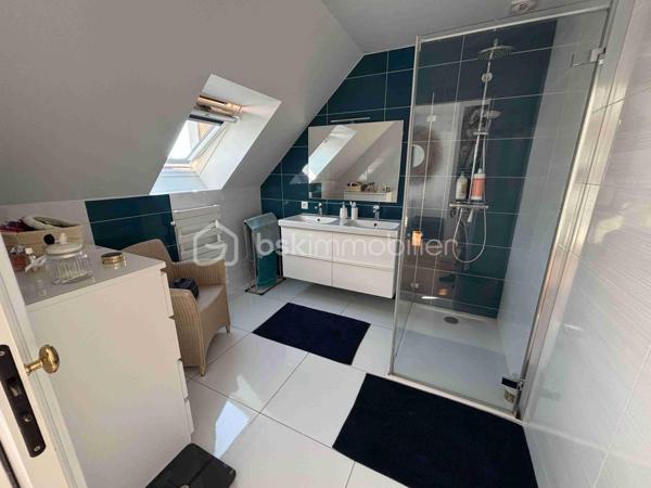 Au port de PERROS GUIREC, appartement d'exception situé au dernier étage d'une copropriété récente, au calme. Il se compose d'une entrée, cuisine équipée ouverte, double salon / salle à manger donnant sur terrasse vue mer, et balcon. 
Buanderie, deux chambres avec salles d'eau privatives. 
Ascenseur, deux garages et place de parking extérieure privative.
Très belles prestations