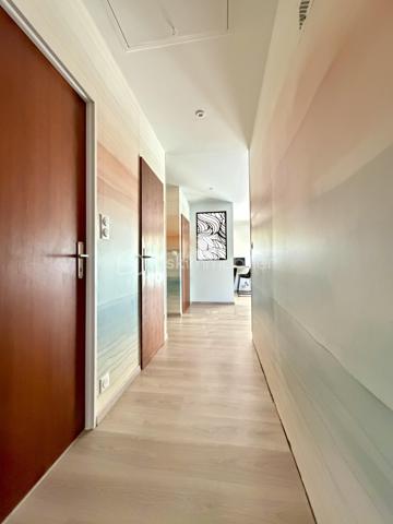 Je suis une maison pour ceux qui cherchent du concret : une maison individuelle, de l’espace, et du terrain ! 

Posée sur 1600 m² de terrain, Je propose une organisation pratique, une vraie autonomie de plain-pied, et un potentiel intéressant pour ceux qui voudront encore me faire évoluer.

J’ai 3 belles chambres, dont une suite parentale, un sous-sol complet, et une ré-isolation déjà réalisée.

À l’intérieur, j’ai aussi des arguments concrets : une cuisine Schmidt ouverte sur un grand séjour, une salle de bains Schmidt, et surtout une suite parentale avec grand dressing aménagé Schmidt et salle d’eau. 
De quoi convenir à ceux qui veulent une maison familiale, sans renoncer à un vrai confort pour les parents.
Et mes combles sont aménageables 

Je m’adresse particulièrement à des acquéreurs qui aiment avoir du stockage, du terrain, de la marge de manœuvre, et une maison capable de suivre le rythme du quotidien.

Si vous cherchez à Rumigny une maison indépendante, cohérente et faite pour la vraie vie, il se peut bien qu’on se comprenne.