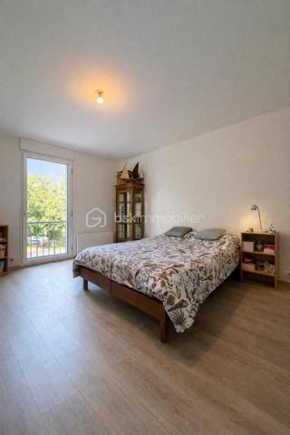 Je suis une maison pour ceux qui cherchent du concret : une maison individuelle, de l’espace, et du terrain ! 

Posée sur 1600 m² de terrain, Je propose une organisation pratique, une vraie autonomie de plain-pied, et un potentiel intéressant pour ceux qui voudront encore me faire évoluer.

J’ai 3 belles chambres, dont une suite parentale, un sous-sol complet, et une ré-isolation déjà réalisée.

À l’intérieur, j’ai aussi des arguments concrets : une cuisine Schmidt ouverte sur un grand séjour, une salle de bains Schmidt, et surtout une suite parentale avec grand dressing aménagé Schmidt et salle d’eau. 
De quoi convenir à ceux qui veulent une maison familiale, sans renoncer à un vrai confort pour les parents.
Et mes combles sont aménageables 

Je m’adresse particulièrement à des acquéreurs qui aiment avoir du stockage, du terrain, de la marge de manœuvre, et une maison capable de suivre le rythme du quotidien.

Si vous cherchez à Rumigny une maison indépendante, cohérente et faite pour la vraie vie, il se peut bien qu’on se comprenne.