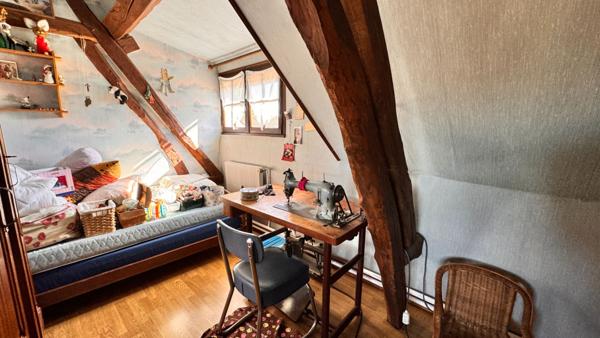 BEAUVAIS PROCHE.... Maison 7 Pièces, Salon cathédrale, cuisine, 3 chambres, jardin 730 m2, dépendances