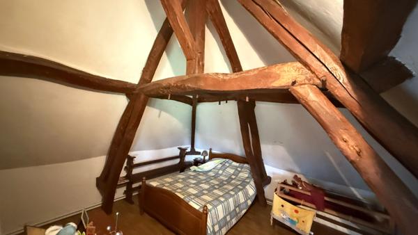 BEAUVAIS PROCHE.... Maison 7 Pièces, Salon cathédrale, cuisine, 3 chambres, jardin 730 m2, dépendances