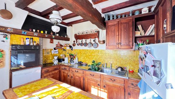 BEAUVAIS PROCHE.... Maison 7 Pièces, Salon cathédrale, cuisine, 3 chambres, jardin 730 m2, dépendances