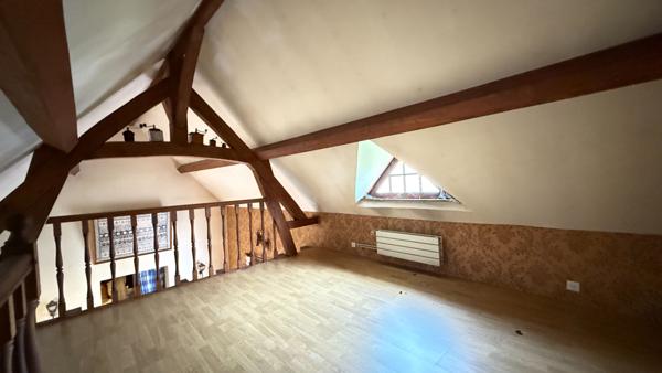 BEAUVAIS PROCHE.... Maison 7 Pièces, Salon cathédrale, cuisine, 3 chambres, jardin 730 m2, dépendances