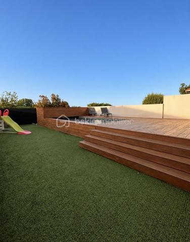 ✨ Maison contemporaine 2 faces de 94 m² habitables avec piscine

Vous recherchez une maison moderne, sans travaux et prête à accueillir votre famille ? Découvrez cette belle maison aux prestations de qualité située dans un environnement agréable.


Les espaces de vie :
• Belle pièce de vie lumineuse de 43 m²
• Cuisine ouverte sur le séjour
• 3 chambres confortables
• Salle de bains avec baignoire et double douche
• Climatisation gainable dans toute la maison
• Garage de 23 m²


Les extérieurs :
• Terrain de 291 m²
• Magnifique terrasse en Cumaru (bois exotique)
• Piscine au sel
• Volet roulant de sécurité sur la piscine
• Jardin facile d’entretien
• Stationnement facile


Les + de cette maison :
✔ Aucun travaux à prévoir
✔ Prestations modernes et soignées
✔ Confort optimal été comme hiver
✔ Agencement fonctionnel et bien pensé
✔ Maison clé en main
✔ Idéale pour une famille ou un jeune couple


Une maison où il ne reste plus qu’à poser vos valises !