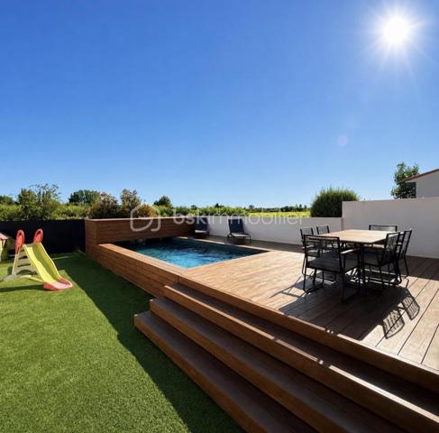 ✨ Maison contemporaine 2 faces de 94 m² habitables avec piscine

Vous recherchez une maison moderne, sans travaux et prête à accueillir votre famille ? Découvrez cette belle maison aux prestations de qualité située dans un environnement agréable.


Les espaces de vie :
• Belle pièce de vie lumineuse de 43 m²
• Cuisine ouverte sur le séjour
• 3 chambres confortables
• Salle de bains avec baignoire et double douche
• Climatisation gainable dans toute la maison
• Garage de 23 m²


Les extérieurs :
• Terrain de 291 m²
• Magnifique terrasse en Cumaru (bois exotique)
• Piscine au sel
• Volet roulant de sécurité sur la piscine
• Jardin facile d’entretien
• Stationnement facile


Les + de cette maison :
✔ Aucun travaux à prévoir
✔ Prestations modernes et soignées
✔ Confort optimal été comme hiver
✔ Agencement fonctionnel et bien pensé
✔ Maison clé en main
✔ Idéale pour une famille ou un jeune couple


Une maison où il ne reste plus qu’à poser vos valises !