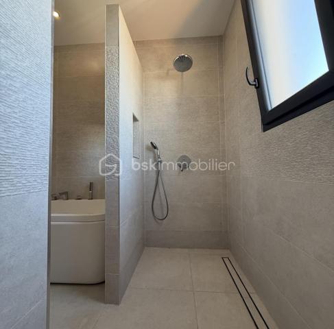 ✨ Maison contemporaine 2 faces de 94 m² habitables avec piscine

Vous recherchez une maison moderne, sans travaux et prête à accueillir votre famille ? Découvrez cette belle maison aux prestations de qualité située dans un environnement agréable.


Les espaces de vie :
• Belle pièce de vie lumineuse de 43 m²
• Cuisine ouverte sur le séjour
• 3 chambres confortables
• Salle de bains avec baignoire et double douche
• Climatisation gainable dans toute la maison
• Garage de 23 m²


Les extérieurs :
• Terrain de 291 m²
• Magnifique terrasse en Cumaru (bois exotique)
• Piscine au sel
• Volet roulant de sécurité sur la piscine
• Jardin facile d’entretien
• Stationnement facile


Les + de cette maison :
✔ Aucun travaux à prévoir
✔ Prestations modernes et soignées
✔ Confort optimal été comme hiver
✔ Agencement fonctionnel et bien pensé
✔ Maison clé en main
✔ Idéale pour une famille ou un jeune couple


Une maison où il ne reste plus qu’à poser vos valises !