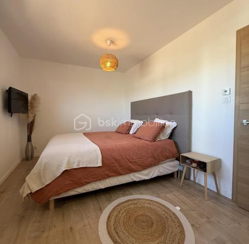 ✨ Maison contemporaine 2 faces de 94 m² habitables avec piscine

Vous recherchez une maison moderne, sans travaux et prête à accueillir votre famille ? Découvrez cette belle maison aux prestations de qualité située dans un environnement agréable.


Les espaces de vie :
• Belle pièce de vie lumineuse de 43 m²
• Cuisine ouverte sur le séjour
• 3 chambres confortables
• Salle de bains avec baignoire et double douche
• Climatisation gainable dans toute la maison
• Garage de 23 m²


Les extérieurs :
• Terrain de 291 m²
• Magnifique terrasse en Cumaru (bois exotique)
• Piscine au sel
• Volet roulant de sécurité sur la piscine
• Jardin facile d’entretien
• Stationnement facile


Les + de cette maison :
✔ Aucun travaux à prévoir
✔ Prestations modernes et soignées
✔ Confort optimal été comme hiver
✔ Agencement fonctionnel et bien pensé
✔ Maison clé en main
✔ Idéale pour une famille ou un jeune couple


Une maison où il ne reste plus qu’à poser vos valises !