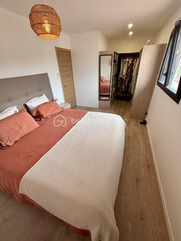 ✨ Maison contemporaine 2 faces de 94 m² habitables avec piscine

Vous recherchez une maison moderne, sans travaux et prête à accueillir votre famille ? Découvrez cette belle maison aux prestations de qualité située dans un environnement agréable.


Les espaces de vie :
• Belle pièce de vie lumineuse de 43 m²
• Cuisine ouverte sur le séjour
• 3 chambres confortables
• Salle de bains avec baignoire et double douche
• Climatisation gainable dans toute la maison
• Garage de 23 m²


Les extérieurs :
• Terrain de 291 m²
• Magnifique terrasse en Cumaru (bois exotique)
• Piscine au sel
• Volet roulant de sécurité sur la piscine
• Jardin facile d’entretien
• Stationnement facile


Les + de cette maison :
✔ Aucun travaux à prévoir
✔ Prestations modernes et soignées
✔ Confort optimal été comme hiver
✔ Agencement fonctionnel et bien pensé
✔ Maison clé en main
✔ Idéale pour une famille ou un jeune couple


Une maison où il ne reste plus qu’à poser vos valises !