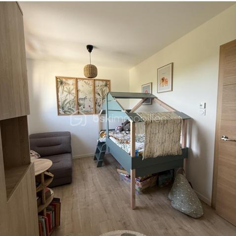 ✨ Maison contemporaine 2 faces de 94 m² habitables avec piscine

Vous recherchez une maison moderne, sans travaux et prête à accueillir votre famille ? Découvrez cette belle maison aux prestations de qualité située dans un environnement agréable.


Les espaces de vie :
• Belle pièce de vie lumineuse de 43 m²
• Cuisine ouverte sur le séjour
• 3 chambres confortables
• Salle de bains avec baignoire et double douche
• Climatisation gainable dans toute la maison
• Garage de 23 m²


Les extérieurs :
• Terrain de 291 m²
• Magnifique terrasse en Cumaru (bois exotique)
• Piscine au sel
• Volet roulant de sécurité sur la piscine
• Jardin facile d’entretien
• Stationnement facile


Les + de cette maison :
✔ Aucun travaux à prévoir
✔ Prestations modernes et soignées
✔ Confort optimal été comme hiver
✔ Agencement fonctionnel et bien pensé
✔ Maison clé en main
✔ Idéale pour une famille ou un jeune couple


Une maison où il ne reste plus qu’à poser vos valises !