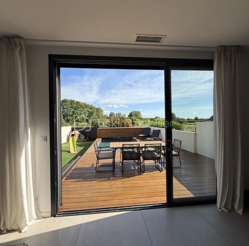 ✨ Maison contemporaine 2 faces de 94 m² habitables avec piscine

Vous recherchez une maison moderne, sans travaux et prête à accueillir votre famille ? Découvrez cette belle maison aux prestations de qualité située dans un environnement agréable.


Les espaces de vie :
• Belle pièce de vie lumineuse de 43 m²
• Cuisine ouverte sur le séjour
• 3 chambres confortables
• Salle de bains avec baignoire et double douche
• Climatisation gainable dans toute la maison
• Garage de 23 m²


Les extérieurs :
• Terrain de 291 m²
• Magnifique terrasse en Cumaru (bois exotique)
• Piscine au sel
• Volet roulant de sécurité sur la piscine
• Jardin facile d’entretien
• Stationnement facile


Les + de cette maison :
✔ Aucun travaux à prévoir
✔ Prestations modernes et soignées
✔ Confort optimal été comme hiver
✔ Agencement fonctionnel et bien pensé
✔ Maison clé en main
✔ Idéale pour une famille ou un jeune couple


Une maison où il ne reste plus qu’à poser vos valises !