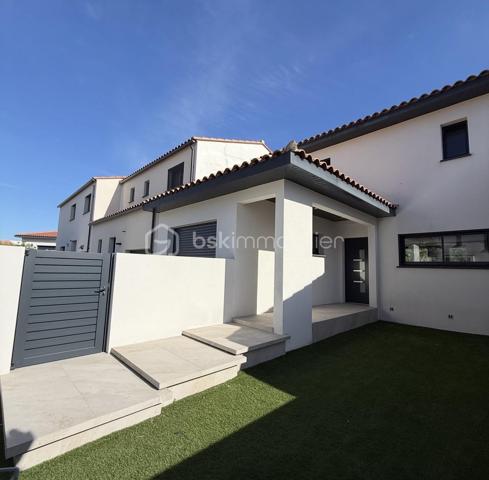 ✨ Maison contemporaine 2 faces de 94 m² habitables avec piscine

Vous recherchez une maison moderne, sans travaux et prête à accueillir votre famille ? Découvrez cette belle maison aux prestations de qualité située dans un environnement agréable.


Les espaces de vie :
• Belle pièce de vie lumineuse de 43 m²
• Cuisine ouverte sur le séjour
• 3 chambres confortables
• Salle de bains avec baignoire et double douche
• Climatisation gainable dans toute la maison
• Garage de 23 m²


Les extérieurs :
• Terrain de 291 m²
• Magnifique terrasse en Cumaru (bois exotique)
• Piscine au sel
• Volet roulant de sécurité sur la piscine
• Jardin facile d’entretien
• Stationnement facile


Les + de cette maison :
✔ Aucun travaux à prévoir
✔ Prestations modernes et soignées
✔ Confort optimal été comme hiver
✔ Agencement fonctionnel et bien pensé
✔ Maison clé en main
✔ Idéale pour une famille ou un jeune couple


Une maison où il ne reste plus qu’à poser vos valises !