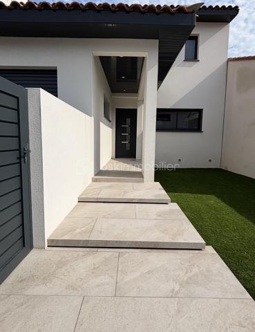 ✨ Maison contemporaine 2 faces de 94 m² habitables avec piscine

Vous recherchez une maison moderne, sans travaux et prête à accueillir votre famille ? Découvrez cette belle maison aux prestations de qualité située dans un environnement agréable.


Les espaces de vie :
• Belle pièce de vie lumineuse de 43 m²
• Cuisine ouverte sur le séjour
• 3 chambres confortables
• Salle de bains avec baignoire et double douche
• Climatisation gainable dans toute la maison
• Garage de 23 m²


Les extérieurs :
• Terrain de 291 m²
• Magnifique terrasse en Cumaru (bois exotique)
• Piscine au sel
• Volet roulant de sécurité sur la piscine
• Jardin facile d’entretien
• Stationnement facile


Les + de cette maison :
✔ Aucun travaux à prévoir
✔ Prestations modernes et soignées
✔ Confort optimal été comme hiver
✔ Agencement fonctionnel et bien pensé
✔ Maison clé en main
✔ Idéale pour une famille ou un jeune couple


Une maison où il ne reste plus qu’à poser vos valises !
