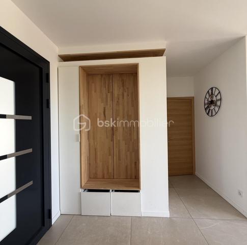 ✨ Maison contemporaine 2 faces de 94 m² habitables avec piscine

Vous recherchez une maison moderne, sans travaux et prête à accueillir votre famille ? Découvrez cette belle maison aux prestations de qualité située dans un environnement agréable.


Les espaces de vie :
• Belle pièce de vie lumineuse de 43 m²
• Cuisine ouverte sur le séjour
• 3 chambres confortables
• Salle de bains avec baignoire et double douche
• Climatisation gainable dans toute la maison
• Garage de 23 m²


Les extérieurs :
• Terrain de 291 m²
• Magnifique terrasse en Cumaru (bois exotique)
• Piscine au sel
• Volet roulant de sécurité sur la piscine
• Jardin facile d’entretien
• Stationnement facile


Les + de cette maison :
✔ Aucun travaux à prévoir
✔ Prestations modernes et soignées
✔ Confort optimal été comme hiver
✔ Agencement fonctionnel et bien pensé
✔ Maison clé en main
✔ Idéale pour une famille ou un jeune couple


Une maison où il ne reste plus qu’à poser vos valises !