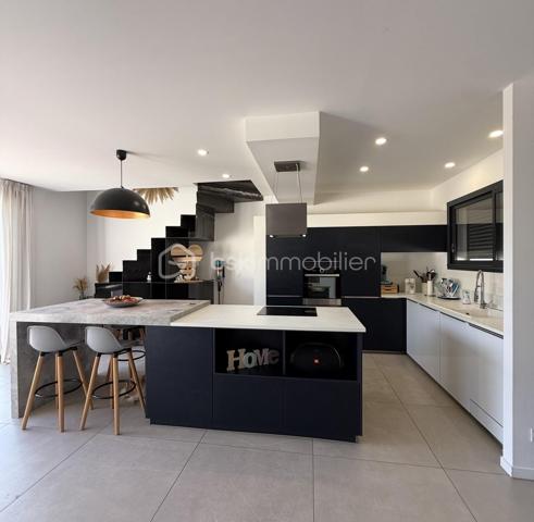 ✨ Maison contemporaine 2 faces de 94 m² habitables avec piscine

Vous recherchez une maison moderne, sans travaux et prête à accueillir votre famille ? Découvrez cette belle maison aux prestations de qualité située dans un environnement agréable.


Les espaces de vie :
• Belle pièce de vie lumineuse de 43 m²
• Cuisine ouverte sur le séjour
• 3 chambres confortables
• Salle de bains avec baignoire et double douche
• Climatisation gainable dans toute la maison
• Garage de 23 m²


Les extérieurs :
• Terrain de 291 m²
• Magnifique terrasse en Cumaru (bois exotique)
• Piscine au sel
• Volet roulant de sécurité sur la piscine
• Jardin facile d’entretien
• Stationnement facile


Les + de cette maison :
✔ Aucun travaux à prévoir
✔ Prestations modernes et soignées
✔ Confort optimal été comme hiver
✔ Agencement fonctionnel et bien pensé
✔ Maison clé en main
✔ Idéale pour une famille ou un jeune couple


Une maison où il ne reste plus qu’à poser vos valises !