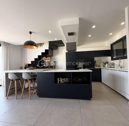 ✨ Maison contemporaine 2 faces de 94 m² habitables avec piscine

Vous recherchez une maison moderne, sans travaux et prête à accueillir votre famille ? Découvrez cette belle maison aux prestations de qualité située dans un environnement agréable.


Les espaces de vie :
• Belle pièce de vie lumineuse de 43 m²
• Cuisine ouverte sur le séjour
• 3 chambres confortables
• Salle de bains avec baignoire et double douche
• Climatisation gainable dans toute la maison
• Garage de 23 m²


Les extérieurs :
• Terrain de 291 m²
• Magnifique terrasse en Cumaru (bois exotique)
• Piscine au sel
• Volet roulant de sécurité sur la piscine
• Jardin facile d’entretien
• Stationnement facile


Les + de cette maison :
✔ Aucun travaux à prévoir
✔ Prestations modernes et soignées
✔ Confort optimal été comme hiver
✔ Agencement fonctionnel et bien pensé
✔ Maison clé en main
✔ Idéale pour une famille ou un jeune couple


Une maison où il ne reste plus qu’à poser vos valises !