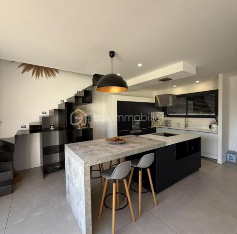 ✨ Maison contemporaine 2 faces de 94 m² habitables avec piscine

Vous recherchez une maison moderne, sans travaux et prête à accueillir votre famille ? Découvrez cette belle maison aux prestations de qualité située dans un environnement agréable.


Les espaces de vie :
• Belle pièce de vie lumineuse de 43 m²
• Cuisine ouverte sur le séjour
• 3 chambres confortables
• Salle de bains avec baignoire et double douche
• Climatisation gainable dans toute la maison
• Garage de 23 m²


Les extérieurs :
• Terrain de 291 m²
• Magnifique terrasse en Cumaru (bois exotique)
• Piscine au sel
• Volet roulant de sécurité sur la piscine
• Jardin facile d’entretien
• Stationnement facile


Les + de cette maison :
✔ Aucun travaux à prévoir
✔ Prestations modernes et soignées
✔ Confort optimal été comme hiver
✔ Agencement fonctionnel et bien pensé
✔ Maison clé en main
✔ Idéale pour une famille ou un jeune couple


Une maison où il ne reste plus qu’à poser vos valises !